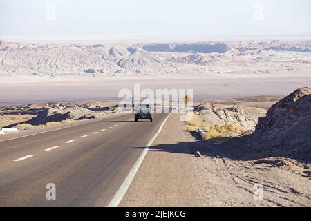 Die Straße durchquert die Atacama Wüste, Chile. Atacama Wüste ist ein Hochplateau in Südamerika, Streifen von Land der Pazifikküste, westlich von den Anden mountai Stockfoto