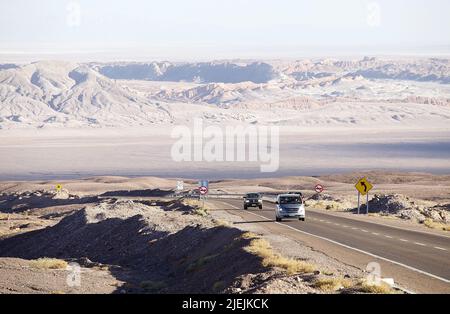 Die Straße durchquert die Atacama Wüste, Chile. Atacama Wüste ist ein Hochplateau in Südamerika, Streifen von Land der Pazifikküste, westlich von den Anden mountai Stockfoto