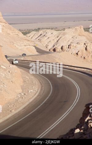 Die Straße durchquert die Atacama Wüste, Chile. Atacama Wüste ist ein Hochplateau in Südamerika, Streifen von Land der Pazifikküste, westlich von den Anden mountai Stockfoto