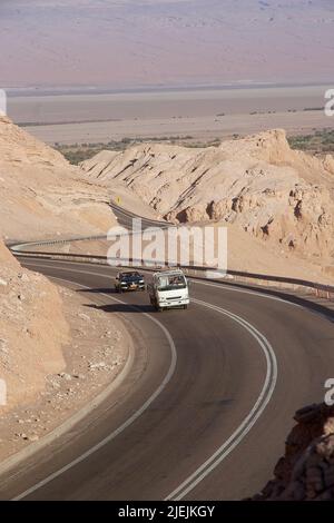 Einige Fahrzeuge sind auf der Straße durch die Atacama Wüste, Chile. Atacama Wüste ist ein Hochplateau in Südamerika, Streifen von Land der Pazifikküste, Westen Stockfoto