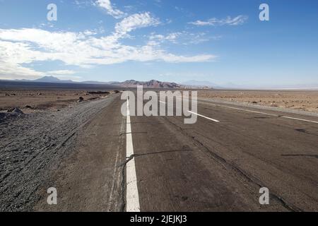 Die Straße durchquert die Atacama Wüste, Chile. Atacama Wüste ist ein Hochplateau in Südamerika, Streifen von Land der Pazifikküste, westlich von den Anden mountai Stockfoto