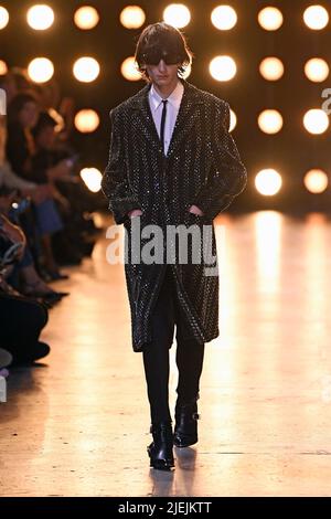 Paris, Frankreich. 26.. Juni 2022. Ein Model präsentiert eine Kreation aus der Frühjahr/Sommer 2023 Kollektion von Celine während der Men's Fashion Week in Paris, Frankreich, am 26. Juni 2022. Quelle: Piero Biasion/Xinhua/Alamy Live News Stockfoto