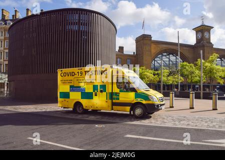 London, Großbritannien. 25.. Juni 2022. Ein Krankenwagen bietet COVID-19-Tests und „fit to fly“-Zertifikate in King's Cross an. Stockfoto