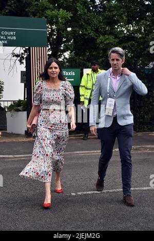 London, Großbritannien. 27.. Juni 2022. Lilah Parsons. Besucher und Prominente kommen am ersten Tag des Wimbledon Lawn Tennis Turniers an. Lilah Veronica Parsons ist eine englische Radio-DJ, TV-Moderatorin, Schauspielerin und ehemalige Model, am besten bekannt dafür, dass sie Moderatorin bei MTV war, Capital Breakfast mit Dave Berry und George Shelley moderierte und eine Solo-Radiosendung auf Heart moderierte. Kredit: JOHNNY ARMSTEAD/Alamy Live Nachrichten Stockfoto