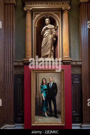 Portrait of Prince William and Catherine, Duchess of Cambridge von Jamie Coreth im Fitzwilliam Museum 26. Juni 2022 Portrait of the Duke and Duchess of Cambridge ist das erste offizielle gemeinsame Portrait von Prinz William, Duke of Cambridge, Und Catherine, Herzogin von Cambridge, wurde am 23. Juni 2022 im Fitzwilliam Museum in Anwesenheit des Paares enthüllt.nach einer Idee von Sir Michael Marshall wurde Jamie Coreth 2021 vom Cambridgeshire Royal Portrait Fund in Auftrag gegeben. Die von der Cambridge Community Foundation gehalten wird, um ein Porträt des Herzogs und der Herzogin als Geschenk an Cambridg zu malen Stockfoto