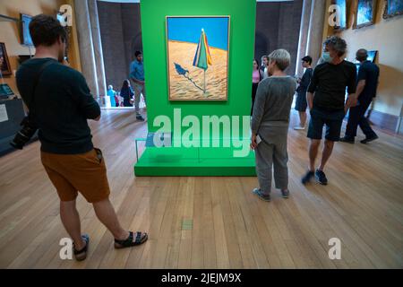 Hockneys Augenausstellung im Fitzwilliam Museum Cambridge England 27. Juni 2022 David Hockneys Ausstellung im Fitwilliam Museum in Cambridge, Großbritannien, findet vom März bis zum 29. August 2022 statt. Hier gesehen: Beach Umbrella 1971 von David Hockney . Es untersucht die vielen Arten, die Kunst von Hockney zu sehen und darzustellen und mit alten und modernen Technologien wie dem ipad Bilder mit seinen Augen zu machen. Stockfoto