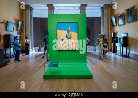 Hockneys Augenausstellung im Fitzwilliam Museum Cambridge England 27. Juni 2022 David Hockneys Ausstellung im Fitwilliam Museum in Cambridge, Großbritannien, findet vom März bis zum 29. August 2022 statt. Hier gesehen: Beach Umbrella 1971 von David Hockney . Es untersucht die vielen Arten, die Kunst von Hockney zu sehen und darzustellen und mit alten und modernen Technologien wie dem ipad Bilder mit seinen Augen zu machen. Stockfoto