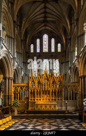 Ely, Vereinigtes Königreich - 12. Juni 2022: Innenansicht der Ely Kathedrale mit Chor und Altar im Detail Stockfoto