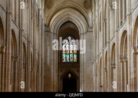 Ely, Vereinigtes Königreich - 12. Juni 2022: Das Mittelschiff der Ely Cathedral mit ihrem historischen Buntglasfenster Stockfoto