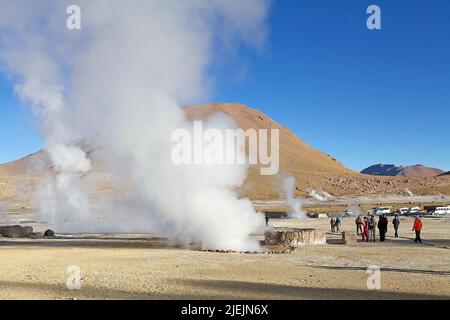 Touristen besuchen die Geysire El Tatio, Chile. El Tatio ist ein Geysir-Feld im Norden Chiles. Es ist das größte Geysir-Feld im Sou Stockfoto