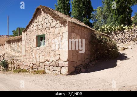 Traditionelles Haus im Dorf Caspana, Chile. Caspana ist ein chilenisches Dorf, 85 km von Calama entfernt, in der Schlucht, die durch den Fluss geformt wurde Stockfoto