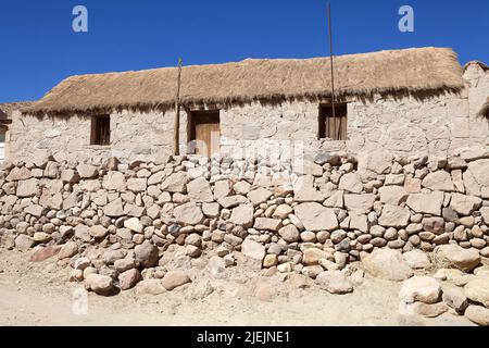 Traditionelles Haus im Dorf Caspana, Chile. Caspana ist ein chilenisches Dorf, 85 km von Calama entfernt, in der Schlucht, die durch den Fluss geformt wurde Stockfoto