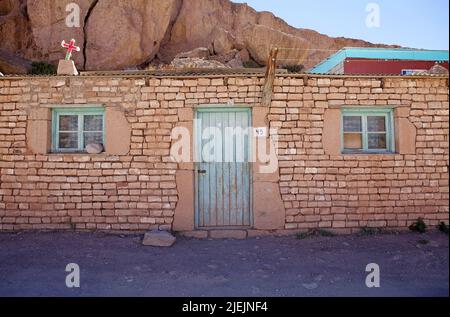 Traditionelles Haus im Dorf Caspana, Chile. Caspana ist ein chilenisches Dorf, 85 km von Calama entfernt, in der Schlucht, die durch den Fluss geformt wurde Stockfoto