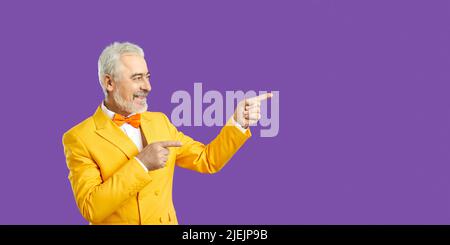 Banneraufnahme eines lächelnden Mannes, der auf einen leeren Kopierbereich zeigen soll Stockfoto