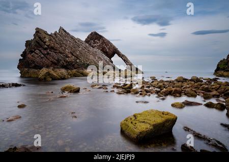 Blick auf den Bow Fiddle Rock in der Nähe von Portknockie an der Küste Nordschottlands Stockfoto