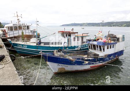Traditionelle Fischerboote auf der Insel Dalcahue Chiloe, Chile Stockfoto