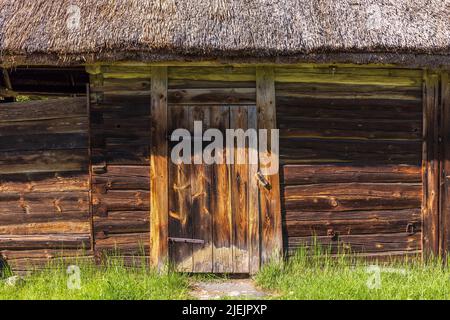 Altes Bauernhaus aus Holz mit Strohdach auf dem Land Stockfoto
