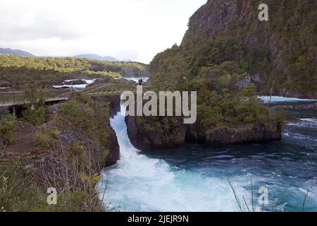 Touristen besuchen die Wasserfälle von Petrohue im Nationalpark Vincente Perez Rosales in Chile Stockfoto