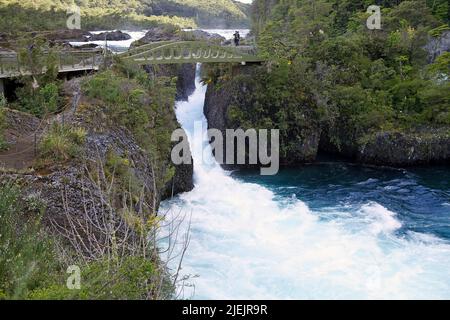 Touristen besuchen die Wasserfälle von Petrohue im Nationalpark Vincente Perez Rosales in Chile Stockfoto