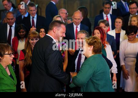 Simon Lightwood, neu gewählter Abgeordneter für Wakefield, wird an seinem ersten Arbeitstag im Londoner House of Parliament von Labour-Chef Keir Starmer und (rechts) Emily Thornberry begrüßt. Bilddatum: Montag, 27. Juni 2022. Stockfoto