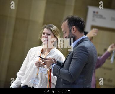 Paris, Frankreich. 27.. Juni 2022. Der Überlebende von Bataclan, der Präsident der Association for Life, Arthur Denouveaux, vor dem Pariser Strafgericht während des Prozesses gegen die Anschläge vom 2015. November, bei denen 130 Menschen im Stade de France in Saint-Denis, in Bars, Restaurants und in der Pariser Konzerthalle Bataclan getötet wurden. Das Ende einer langen Anhörung nach zehn Monaten Debatten. Im Prozess der Anschläge vom 13. November ging das Strafgericht von Paris zur Beratung, nachdem es den Angeklagten am 27. Juni 2022 ein letztes Mal das Wort erteilt hatte. Quelle: Abaca Press/Alamy Live News Stockfoto