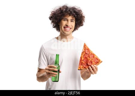 Fröhlicher junger Mann, der eine Scheibe Pizza und eine Flasche Bier auf weißem Hintergrund hält Stockfoto