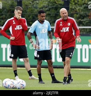 ROTTERDAM - (lr) Danilo von Feyenoord, Feyenoord-Trainer Arne Slot während Feyenoords erster Trainingseinheit am Sportkomplex 1908 am 27. Juni 2022 in Rotterdam, Niederlande. ANP PIETER STAM DE YOUNG Stockfoto