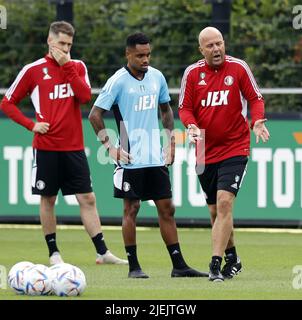2022-06-27 11:32:47 ROTTERDAM - (lr) Danilo von Feyenoord, Feyenoord-Coach Arne Slot während Feyenoords erster Trainingseinheit im Sportkomplex 1908 am 27. Juni 2022 in Rotterdam, Niederlande. ANP PIETER STAM DE JONGE niederlande Out - belgien Out Stockfoto