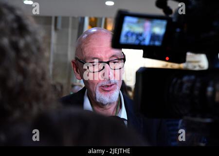 Paris, Frankreich. 27.. Juni 2022. Georges Salines, Vater eines Opfers am Pariser Strafgericht während des Prozesses der Anschläge vom 2015. November, bei denen 130 Menschen im Stade de France in Saint-Denis, in Bars, Restaurants und in der Pariser Konzerthalle Bataclan getötet wurden. Das Ende einer langen Anhörung nach zehn Monaten Debatten. Im Prozess der Anschläge vom 13. November ging das Strafgericht von Paris zur Beratung, nachdem es den Angeklagten am 27. Juni 2022 ein letztes Mal das Wort erteilt hatte. Foto vonPatrice Pierrot/ABACAPRESS. Quelle: Abaca Press/Alamy Live News Stockfoto