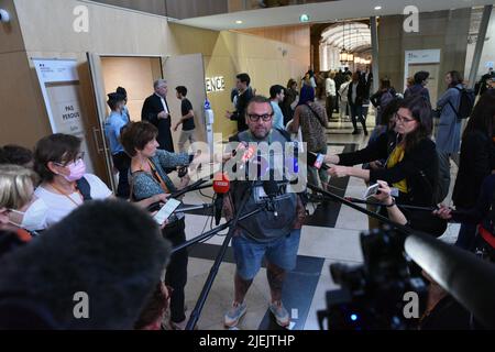 Paris, Frankreich. 27.. Juni 2022. Bruno Poncet, der Überlebende der Bataclan, vor dem Pariser Strafgericht während des Prozesses der Anschläge vom 2015. November, bei denen 130 Menschen im Stade de France in Saint-Denis, in Bars, Restaurants und in der Pariser Konzerthalle Bataclan getötet wurden. Das Ende einer langen Anhörung nach zehn Monaten Debatten. Im Prozess der Anschläge vom 13. November ging das Strafgericht von Paris zur Beratung, nachdem es den Angeklagten am 27. Juni 2022 ein letztes Mal das Wort erteilt hatte. Foto vonPatrice Pierrot/ABACAPRESS. Quelle: Abaca Press/Alamy Live News Stockfoto