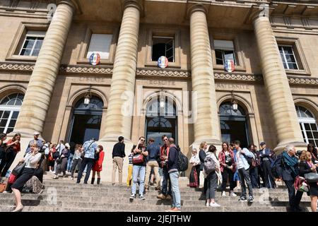 Paris, Frankreich. 27.. Juni 2022. Die Zivilparteien auf den Stufen des Gerichts nach einer Aussetzung der Anhörung vor dem Pariser Strafgericht während des Prozesses der Anschläge vom 2015. November, bei denen 130 Menschen im Stade de France in Saint-Denis, in Bars, Restaurants und in der Pariser Konzerthalle Bataclan getötet wurden. Das Ende einer langen Anhörung nach zehn Monaten Debatten. Im Prozess der Anschläge vom 13. November ging das Strafgericht von Paris zur Beratung, nachdem es den Angeklagten am 27. Juni 2022 ein letztes Mal das Wort erteilt hatte. Quelle: Abaca Press/Alamy Live News Stockfoto