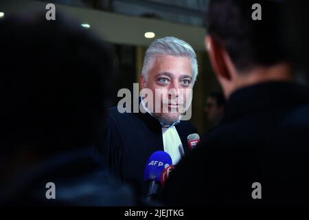 Paris, Frankreich. 27.. Juni 2022. Xavier Nogueras, Rechtsanwalt der Zivilpartei, vor dem Pariser Strafgericht während des Prozesses der Anschläge vom 2015. November, bei denen 130 Menschen im Stade de France in Saint-Denis, in Bars, Restaurants und in der Pariser Konzerthalle Bataclan getötet wurden. Das Ende einer langen Anhörung nach zehn Monaten Debatten. Im Prozess der Anschläge vom 13. November ging das Strafgericht von Paris zur Beratung, nachdem es den Angeklagten am 27. Juni 2022 ein letztes Mal das Wort erteilt hatte. Foto vonPatrice Pierrot/ABACAPRESS. Quelle: Abaca Press/Alamy Live News Stockfoto