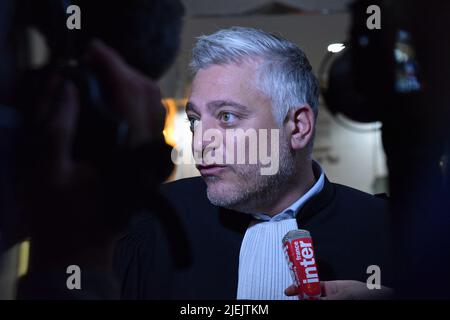 Paris, Frankreich. 27.. Juni 2022. Xavier Nogueras, Rechtsanwalt der Zivilpartei, vor dem Pariser Strafgericht während des Prozesses der Anschläge vom 2015. November, bei denen 130 Menschen im Stade de France in Saint-Denis, in Bars, Restaurants und in der Pariser Konzerthalle Bataclan getötet wurden. Das Ende einer langen Anhörung nach zehn Monaten Debatten. Im Prozess der Anschläge vom 13. November ging das Strafgericht von Paris zur Beratung, nachdem es den Angeklagten am 27. Juni 2022 ein letztes Mal das Wort erteilt hatte. Foto vonPatrice Pierrot/ABACAPRESS. Quelle: Abaca Press/Alamy Live News Stockfoto