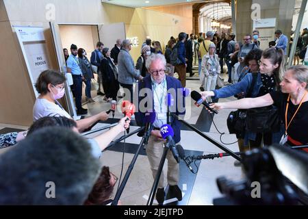 Paris, Frankreich. 27.. Juni 2022. Der Vater eines Bataclan-Opfers, Philippe Duperron, vor dem Pariser Strafgericht während des Prozesses zu den Anschlägen vom 2015. November, bei denen 130 Menschen im Stade de France in Saint-Denis, in Bars, Restaurants und in der Pariser Konzerthalle Bataclan getötet wurden. Das Ende einer langen Anhörung nach zehn Monaten Debatten. Im Prozess der Anschläge vom 13. November ging das Strafgericht von Paris zur Beratung, nachdem es den Angeklagten am 27. Juni 2022 ein letztes Mal das Wort erteilt hatte. Foto vonPatrice Pierrot/ABACAPRESS. Quelle: Abaca Press/Alamy Live News Stockfoto