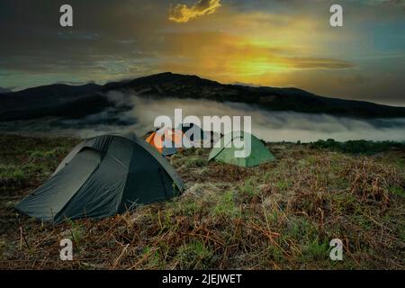 Wild Camping in den schottischen Bergen über den Wolken bei Sonnenuntergang Stockfoto