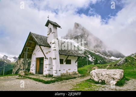 Eine sehr kleine Kirche hoch in den Bergen am Falzarego Pass, Dolomiten, Italien - Stock Photo Stockfoto