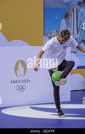 FRANKREICH. SEINE-SAINT-DENIS (93) 26. JUNI 2022. FREESTYLE-FUSSBALLDEMONSTRATION. ZWEI JAHRE VOR BEGINN DER SPIELE IST SEINE-SAINT-DENIS VIBRA Stockfoto