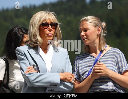 Elmau, Deutschland. 27.. Juni 2022. Brigitte Macron, Ehefrau des französischen Präsidenten Emmanuel Macron (l.), und Miriam Neureuther, ehemalige Profibiathletin, treffen sich im Rahmen des Partnerprogramms mit der Werdenfels-Nachwuchsgruppe Olympic Biathlon. Quelle: Karl-Josef Hildenbrand/dpa/Alamy Live News Stockfoto