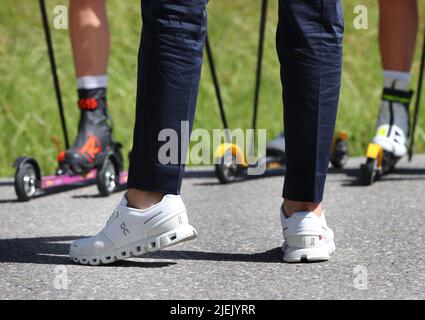 Elmau, Deutschland. 27.. Juni 2022. Britta Ernst, Ehefrau von Bundeskanzler Olaf Scholz (SPD), steht im Rahmen des Partnerprogramms bei einem Treffen mit der Werdenfels-Nachwuchsgruppe Olympia-Biathlon vor. Quelle: Karl-Josef Hildenbrand/dpa/Alamy Live News Stockfoto