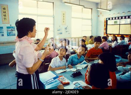 Taiwan Lehrer unterrichtet Schüler im Klassenzimmer der Schule Stockfoto