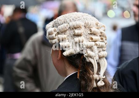 London, Großbritannien. 27.. Juni 2022. London, Großbritannien. Barristers protestieren vor dem zentralen Strafgerichtshof (auch bekannt als Old Bailey) gegen niedrige Anwaltskosten. Kriminelle Friseure behaupten, dass sie am Ende weniger als Mindestlohn für Gerichtsverhandlungen bezahlt werden können. Kredit: michael melia/Alamy Live Nachrichten Stockfoto