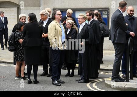 London, Großbritannien. 27.. Juni 2022. London, Großbritannien. Barristers protestieren vor dem zentralen Strafgerichtshof (auch bekannt als Old Bailey) gegen niedrige Anwaltskosten. Kriminelle Friseure behaupten, dass sie am Ende weniger als Mindestlohn für Gerichtsverhandlungen bezahlt werden können. Kredit: michael melia/Alamy Live Nachrichten Stockfoto