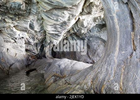 Höhlen und geologische Falte am Ufer des Lago General Carrera, Patagonien, Chile Stockfoto