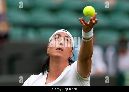 London, Großbritannien. 27.. Juni 2022, All England Lawn Tennis and Croquet Club, London, England; Wimbledon Tennisturnier; Ons Jabeur dient Mirjam Bjorklund Kredit: Action Plus Sports Images/Alamy Live News Stockfoto