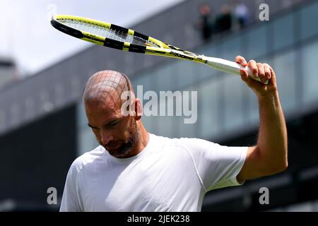 London, Großbritannien. 27.. Juni 2022, All England Lawn Tennis and Croquet Club, London, England; Wimbledon Tennisturnier; Adrian Mannarino reagiert, als sein Schuss in das Netz gegen Max Purcell in den Herren-Singles geht Kredit: Action Plus Sports Images/Alamy Live News Stockfoto