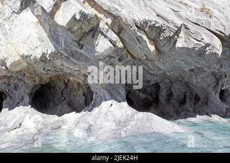 Höhlen und geologische Falte am Ufer des Lago General Carrera, Patagonien, Chile Stockfoto