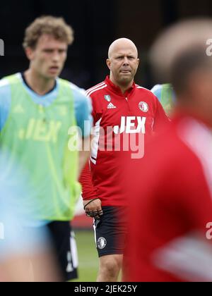 2022-06-27 12:04:09 ROTTERDAM - Feyenoord Trainer Arne Slot, Mats Wieffer von Feyenoord während Feyenoords erster Trainingseinheit am Sportkomplex 1908 am 27. Juni 2022 in Rotterdam, Niederlande. ANP PIETER STAM DE JONGE niederlande Out - belgien Out Stockfoto