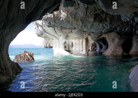 Höhlen und geologische Falte am Ufer des Lago General Carrera, Patagonien, Chile Stockfoto