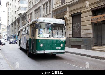 Einer der historischen Trolleybusse, die seit 1952 in Valparaiso, Chile, noch heute im täglichen Einsatz sind. Valparaiso wurde von UNE zum Weltkulturerbe erklärt Stockfoto