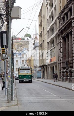 Einer der historischen Trolleybusse, die seit 1952 in Valparaiso, Chile, noch heute im täglichen Einsatz sind. Valparaiso wurde von UNE zum Weltkulturerbe erklärt Stockfoto